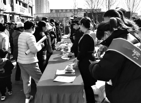 消防员们给市民准备了印有消防安全知识的宣传册和各类文创产品